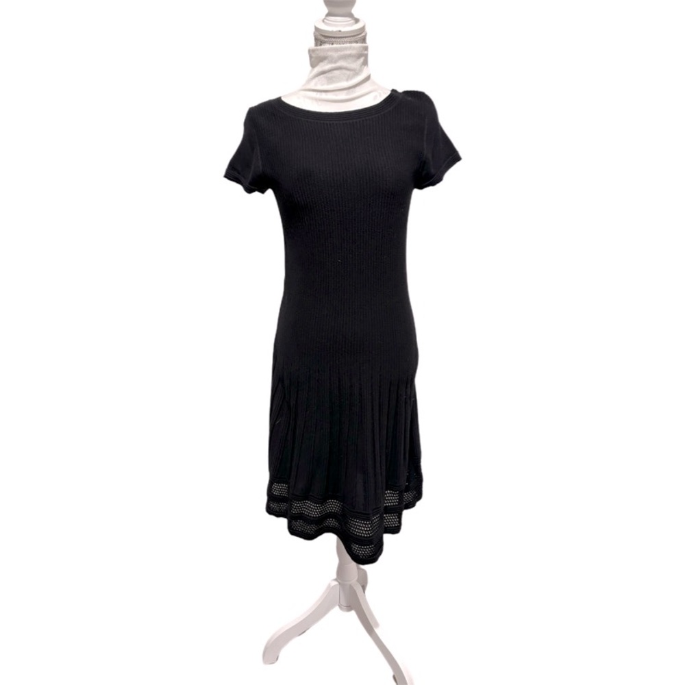 Max Studio short sleeve knit, knit dress. Slight pleat and ribbed. Size: M EUC